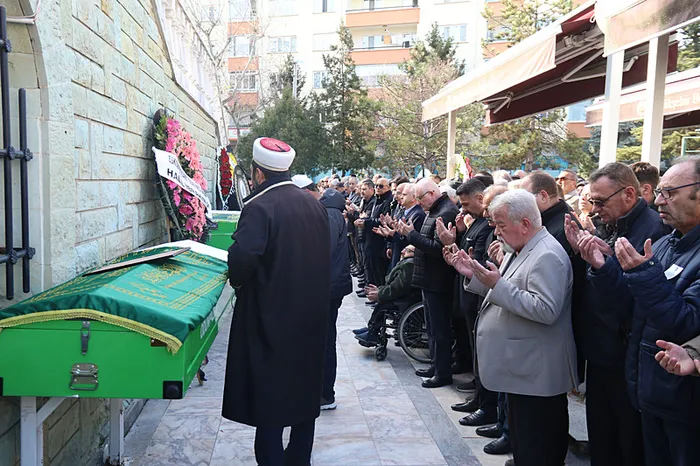 burcu-ozberkin-aci-gunu-dedesini-son-yolculuguna-ugurladi-1764764899725.jpeg Kaynak: İHA