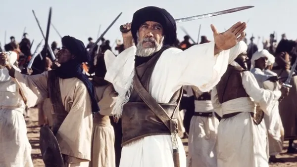 Filistinli erkek Gazze’deki yıkıntıların içinde İsrail’e meydan okudu