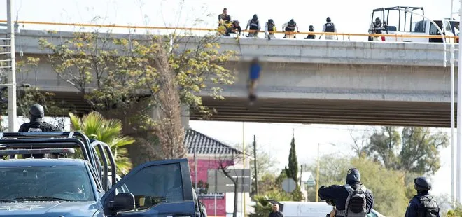 Meksika’da uyuşturucu çeteleri karşı karşıya geldi: 9 ceset üst geçide asıldı