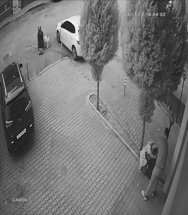 1697279976274.jpg İzmir'de kadın cinayeti! Vahşet güvenlik kamerasına yansıdı: Anne kız birbirine sarılı halde... - 1