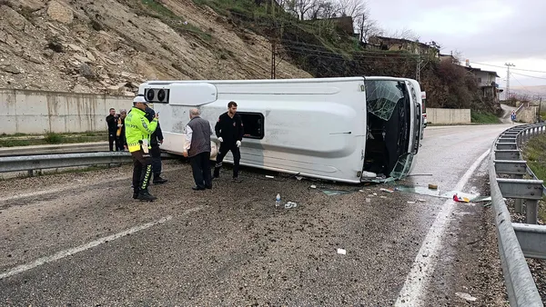 1681966796651.jpg Sivas'ta tur midibüsü devrildi! Çok sayıda yaralı - 1