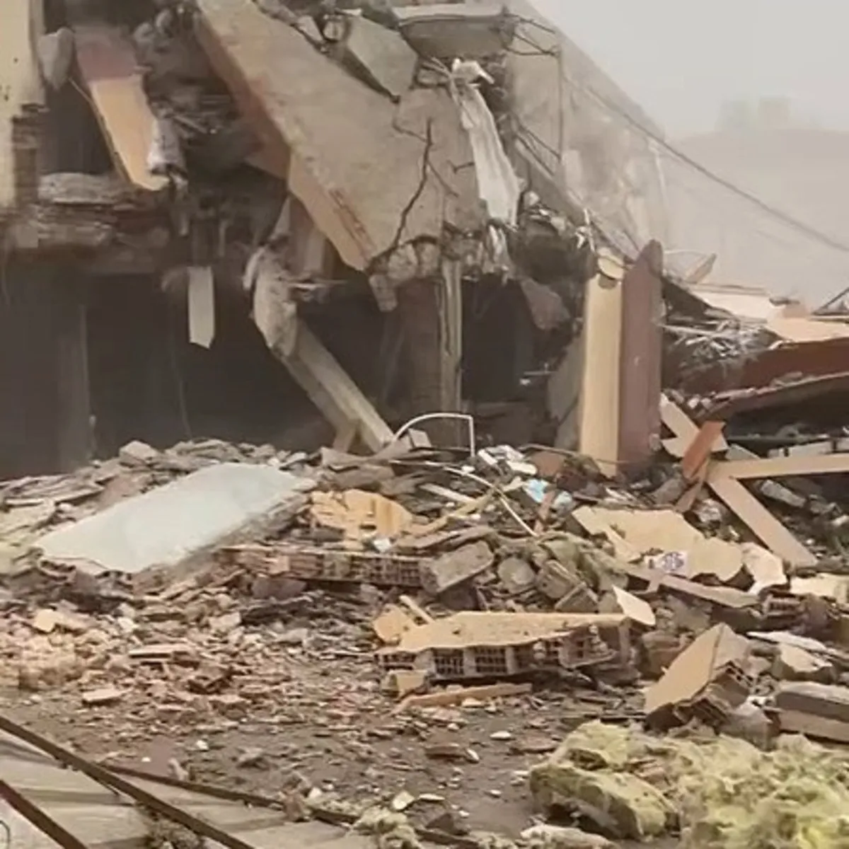 Küçükçekmece'de yıkım sırasında korku dolu anlar! Bina komşu binanın üzerine devrildi