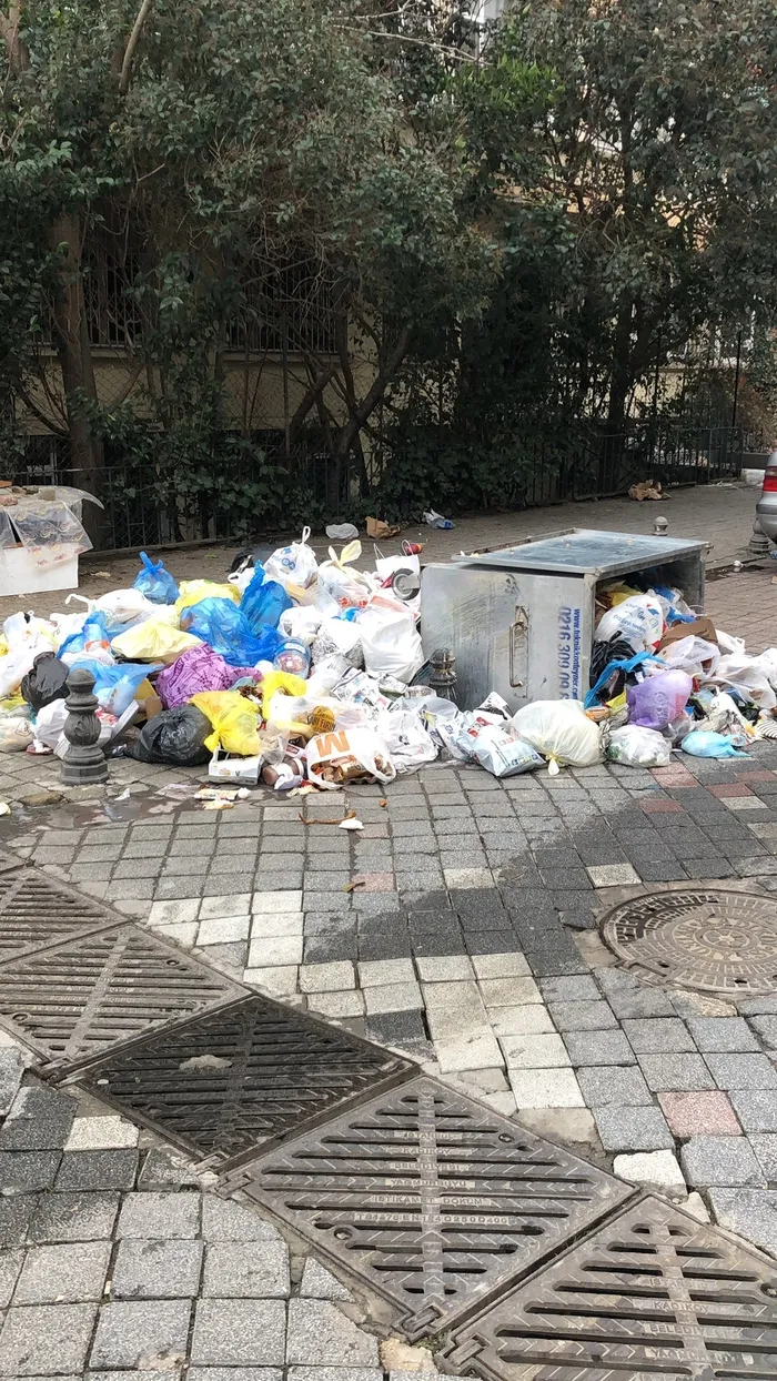 CHP’li Kadıköy Belediyesi işçileri grevde: Çöp dağları yükseliyor! Halkın kabusu oldu