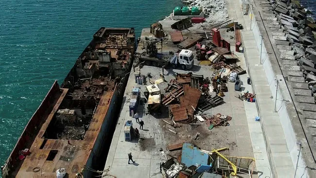 Şile’de 1976 yapımı olan ve geçen hafta yanan yük gemisi parçalara ayrılıyor