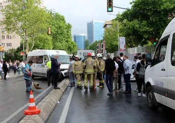 Beşiktaş'ta servis minibüsü otomobile çarptı