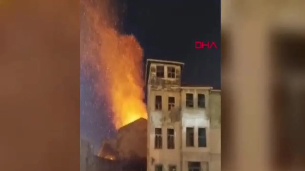 Fatih'te 2 katlı metruk binada yangın