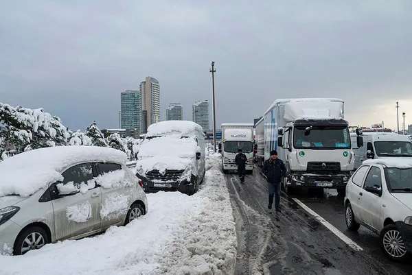 1643121602635.jpg İstanbul'da yoğun kar yağışı sonrası izler silinmeye çalışılıyor! Ulaştırma Bakanı Karaismailoğlu duyurdu! Kar yağışı ne zamana kadar sürecek? - 3
