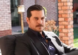 Eşref Tek'e set ziyareti: Çağatay Ulusoy'un kardeşi bakın kime benzetildi