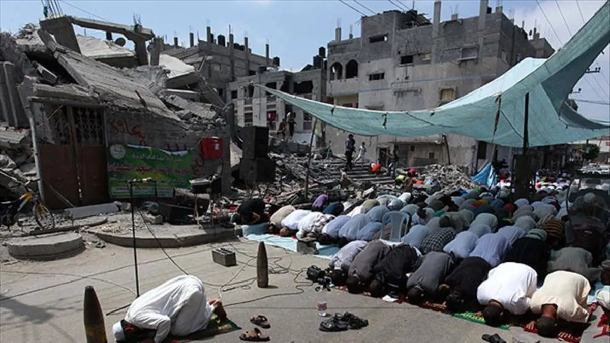 Gazze’de yıkıntılar arasında cuma namazı!