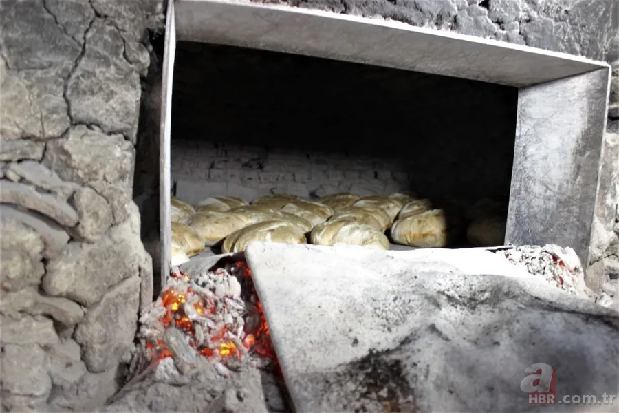 Bursalı kadınlar köydeki camilerini yaptırmak için ekmek yapıp satıyorlar 3