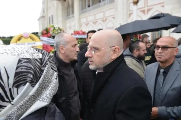 kalyoncu-ailesinin-aci-gunu-fahri-cengiz-kalyoncu-son-yolculuguna-ugurlandi-1703161891384.jpeg Kalyoncu ailesinin acı günü! Fahri Cengiz Kalyoncu son yolculuğuna uğurlandı - 2