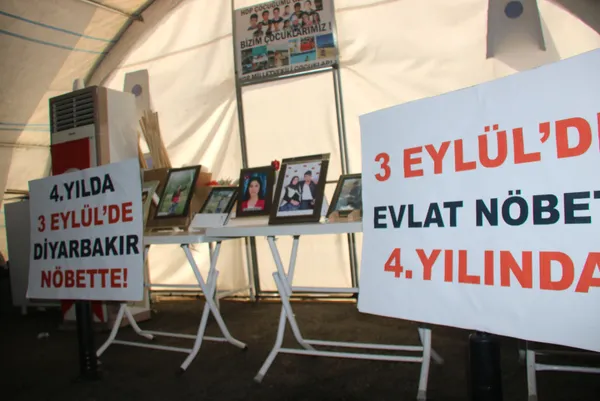 Akşener’in başdanışmanının HDP’yi aklama telaşı! Evlat nöbetini hedef aldı: O çocukları HDP’den istemek ne demek?