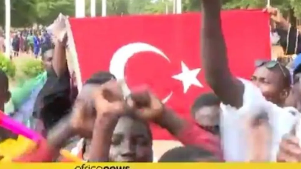 Nijer'de askeri darbe! ECOWAS'ın cuntaya verdiği süre doldu! | Halk Türk bayraklarıyla sokakta…