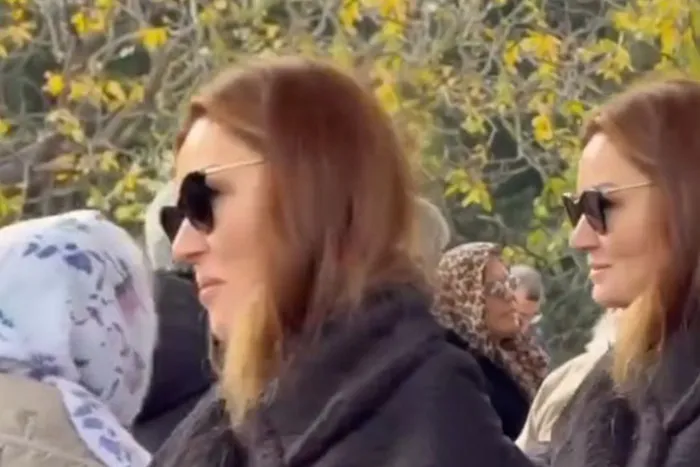 pinar-altugun-cenazedeki-tavirlari-tepki-cekti-1766479171043.jpg Pınar Altuğ'un tepki çeken görüntüsü / Sosyal medya