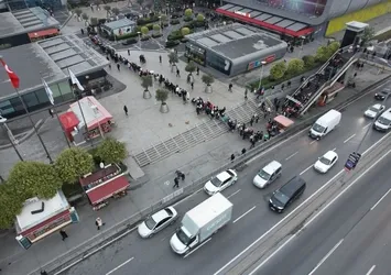 Herkes AVM'lere akın etti! Yüzlerce metre kuyruk: Kapanın elinde kalıyor