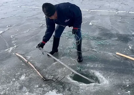 Eskimo usulü balık avı başladı! Çıldır Gölü buz tutunca bu yönteme başvurdular
