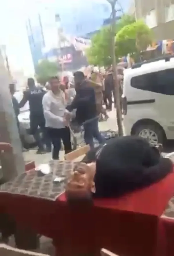 igdirda-iki-grup-arasinda-cikan-silahli-kavganin-goruntuleri-ortaya-cikti-1682689581836.jpg İki husumetli grup arasında çıkan silahlı kavganın görüntüleri ortaya çıktı - 2