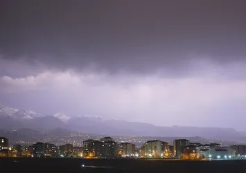 Kayseri'de şimşekler geceyi aydınlattı