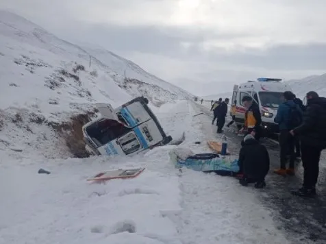 vanda-icinde-hasta-bulunan-ambulans-yan-devrildi-5-yarali-1641904951576.jpg Van'da içinde hasta bulunan ambulans yan devrildi: 5 yaralı - 1