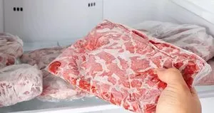 Anında çözülüyor! Donmuş kıymaya bunu uygulayın...