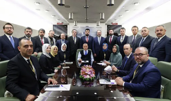 Başkan Recep Tayyip Erdoğan'dan İran dönüşü uçakta gazetecilere önemli açıklamalar - 1