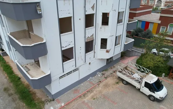 Burası Adana! Güçlendirme beklenen binalarda hayat sürüyorlar: Çok fazla korkmuyoruz - 6