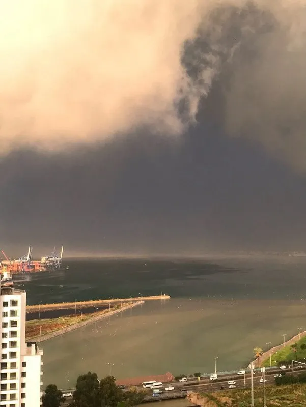 İzmir’i bulut tabakası kapladı! Vatandaşlar hemen telefonuna sarıldı