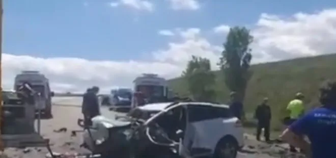 Sivas’ta 2 aracın çarpıştığı kazada 9 kişi hayatını kaybetti