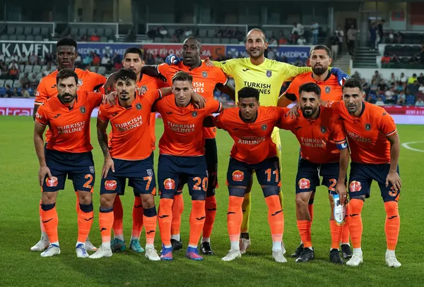 antwerp-basaksehir-canli-anlatim-antwerp-basaksehir-maci-saat-kacta-1661440597283.jpg Başakşehir Belçika'da rahat turladı - 4