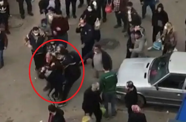 Bursa’da pazarda genç kadınla adamın yumruklu kavgası kameraya yansıdı - 4