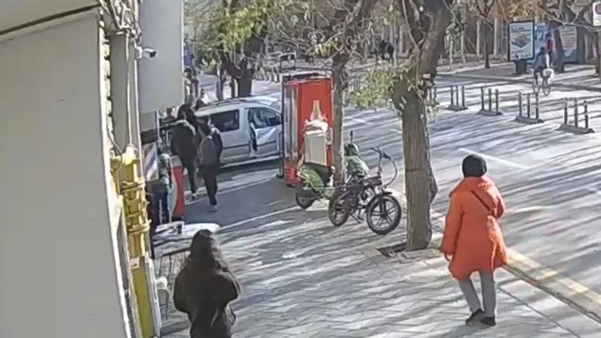 Kadınlar bir anda birbirine girdi! Film gibi seyrettiler