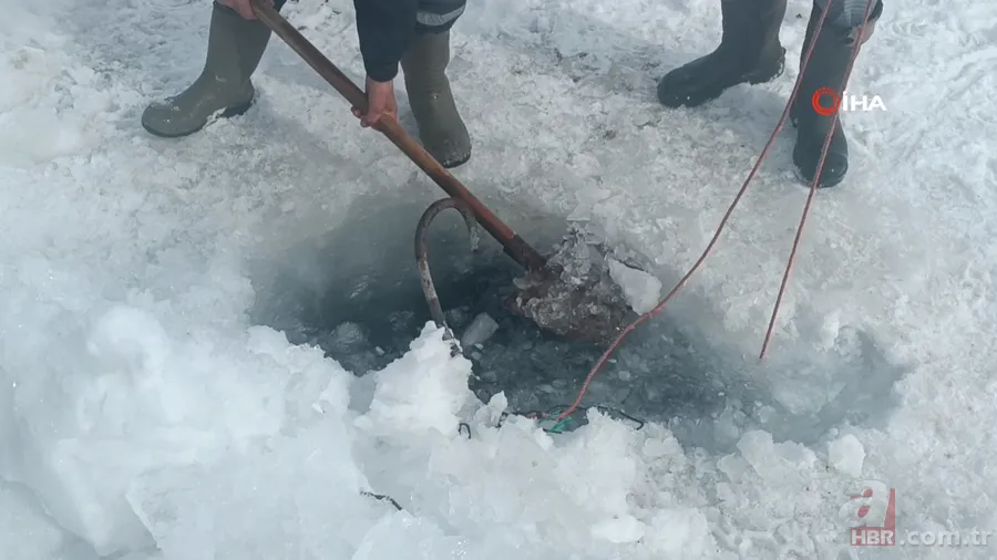 Görüntüler Türkiye’den! Kazma küreği aldılar balıkları kaptılar | İşte Eskimo usulü balık avı 6