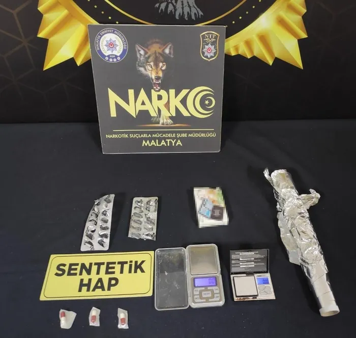 malatyada-zehir-tacirlerine-operasyon-1720018019973.jpg Malatya’da zehir tacirlerine operasyon! 5 zanlı tutuklandı - 1