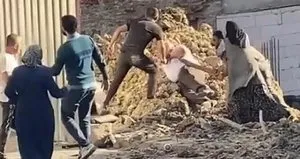 Taşlı sopalı kavga! Ortalık savaş alanına döndü