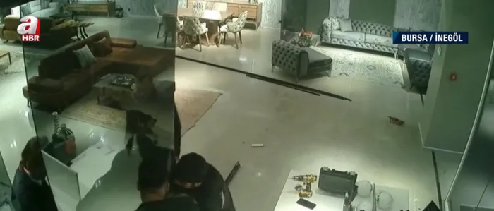 Cam değişiminde korkunç anlar kamerada! Dev cam ellerinde patladı - 1