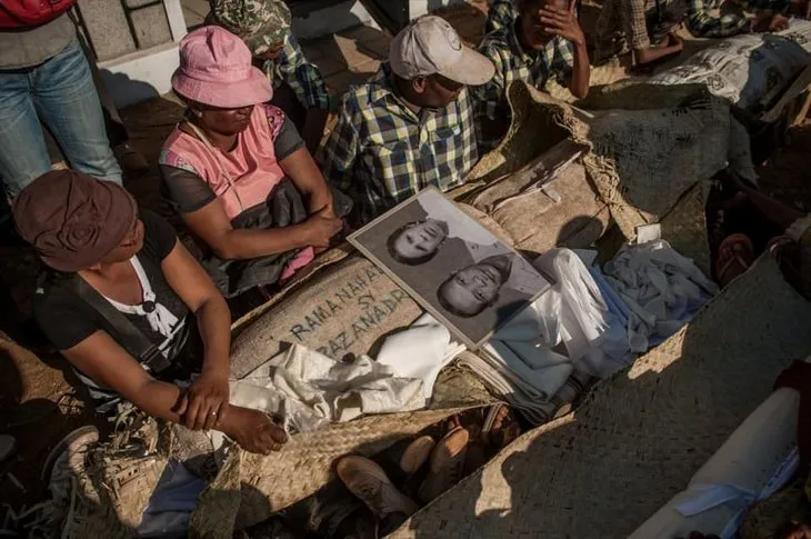 Madagaskar’da ilginç mezar geleneği