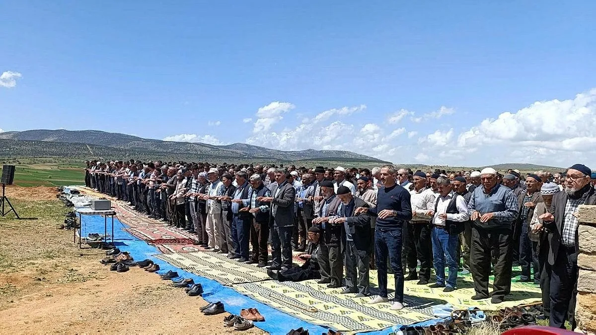 Beyşehir’de çiftçiler yağmur duasına çıktı!