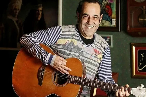 Usta sanatçı Özkan Uğur hayatını kaybetti! MFÖ grubunun yıldız ismi sevenlerini yasa boğdu... Özkan Uğur kimdir?