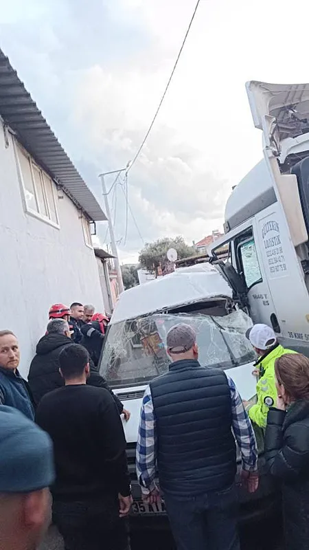 İzmir'de fabrika işçilerinin taşındığı servis minibüsü ile TIR çarpıştı: 2 ölü, 15 yaralı - 1