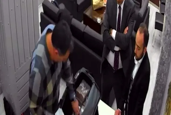 1711106943506.jpg Paradan kulelerde İmamoğlu imzası! Yeni görüntülerde müdürü Tuncay Yılmaz paraların içinde! Yerde sürüklenerek taşınan ikinci valiz... - 3