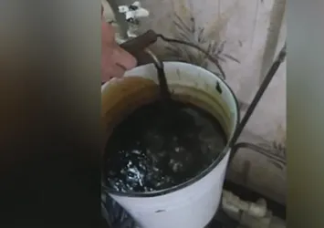 Köyün musluklarından sıcak petrol aktı