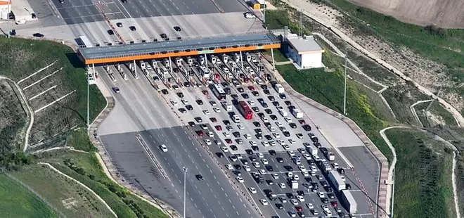 Bayram dönüşü trafik çilesi! On binlerce vatandaş İstanbul'a dönüş yolunda! Kilometrelerce kuyruk oluştu...