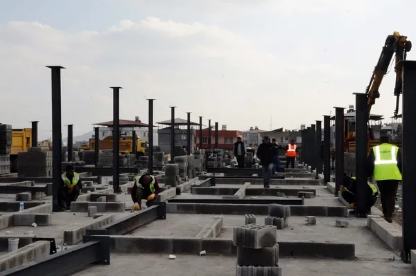 İslahiye’de depremzedeler için hummalı çalışma! 1300 prefabrik ve 276 briket ev martta hazır