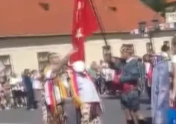 Türk bayrağına çirkin saldırı
