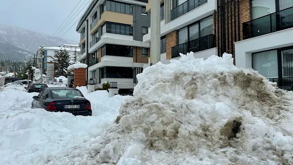 1642777654542.jpg Yoğun kar yağışı sonrası araçlarını ancak 4 gün sonra çıkartabildiler! Kar kalınlığı 150 santimetreye ulaştı - 2
