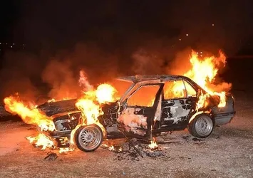 Sevdiği kıza kavuşamadı arabaları yaktı