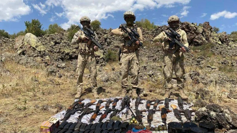 PKK'lı teröristlerin sığındığı mağarada patlayıcılar ele geçirildi
