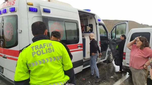 antalyada-yolcu-otobusu-sarampole-devrildi-10-kisi-yarali-1686494236015.jpg Antalya'da yolcu otobüsü şarampole devrildi: 10 kişi yaralı - 4