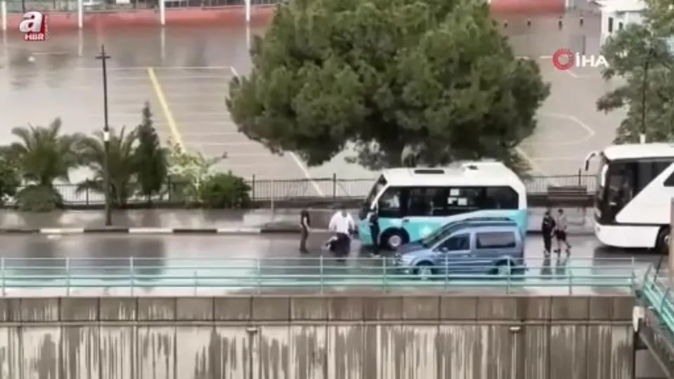 17 yaşındaki gencin yaralandığı kaza kamerada
