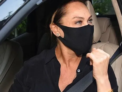 Hülya Avşar peçe takanlarla ilgili skandal sözlerini eleştirenlere tehdide başladı: Gönderiyi sil yoksa hiç iyi olmaz!